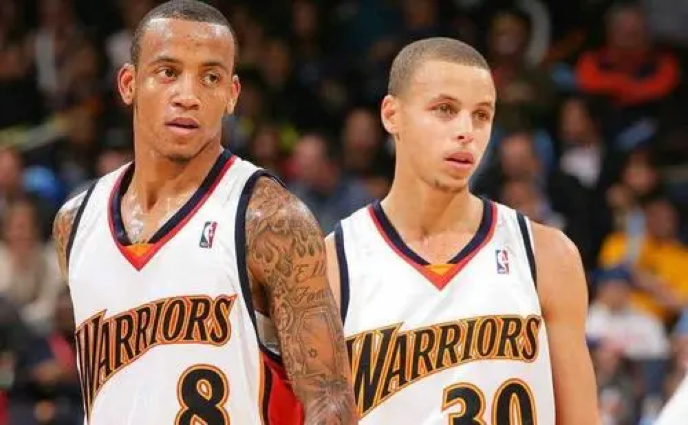  库里单场14记三分破纪录，勇士狂胜雷霆53分  